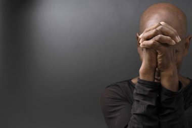 Tanrı 'ya dua eden bir adam, Tanrı' ya tapıyor Karayipler 'deki adam stok fotoğrafı için dua ediyor.