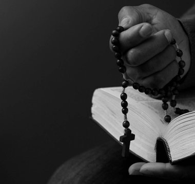 Tanrı 'ya gri siyah arkaplanda el ele dua ederken insanların resimlerini stokluyorlar.