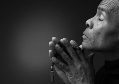 Tanrı 'ya el ele dua eden bir adam Karayipli bir adama tapıyor. İnsanların stok resimleriyle dua ediyor.