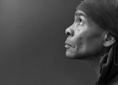 Tanrı 'ya el ele dua eden bir adam Karayipli bir adama tapıyor. İnsanların stok resimleriyle dua ediyor.