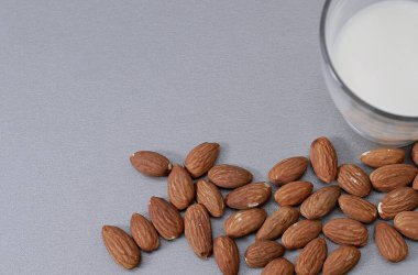 Badem sütlü ve badem fıstıklı.