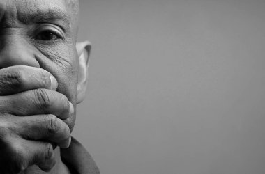 Tanrı 'ya el ele dua eden bir adam Karayipli bir adama tapıyor. İnsanların stok resimleriyle dua ediyor.