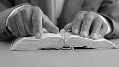 Adam Tanrı 'ya ellerinin birliğiyle dua ediyor Karayipli adam gri siyah arka planda dua ediyor insanların resimli çorap fotoğraflarıyla.