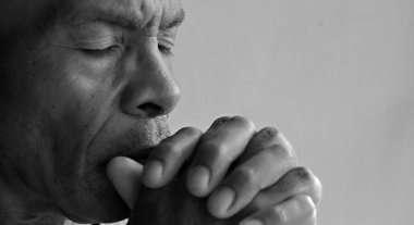 Tanrı 'ya el ele dua eden bir adam Karayipli bir adama tapıyor. İnsanların stok resimleriyle dua ediyor.