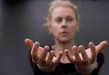 Tanrı 'ya dua eden bir kadın. Gri siyah arka planda birlikte dua eden bir kadın. İnsanların stoklarında resim fotoğrafı var.