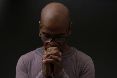 Tanrı 'ya el ele dua eden bir adam Karayipli bir adama tapıyor. İnsanların stok resimleriyle dua ediyor.