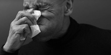 Grip kaptıktan sonra burun sümkürme ve grimsi siyah arkaplanlı soğuk algınlığı.