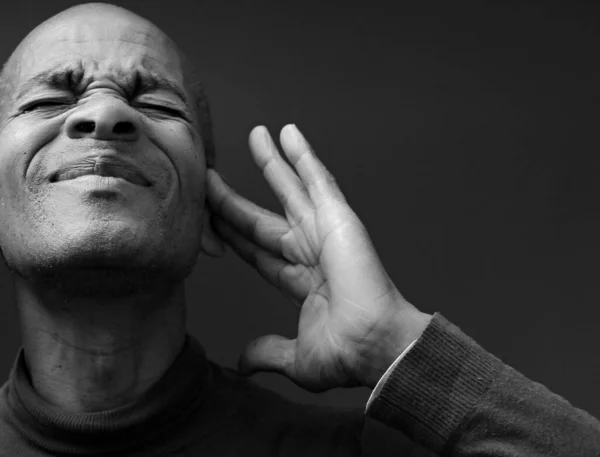 Gehörloser Mann Mit Gehörlosigkeit Und Schwerhörigkeit Auf Grauem Hintergrund Mit — Stockfoto