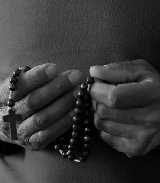 Mann Betet Gott Mit Den Händen Zusammen Karibik Mann Betet — Stockfoto
