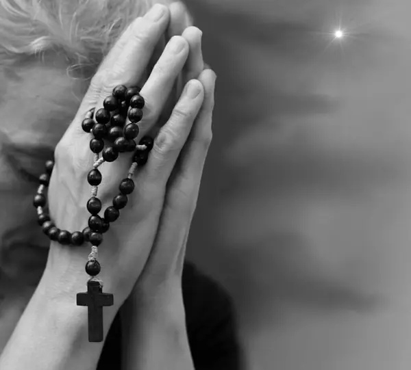 Frau Betet Gott Mit Händen Zusammen Auf Grauem Schwarzem Hintergrund — Stockfoto