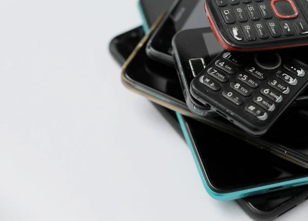 Telefones Celulares Velhos Empilhados Uma Mesa Com Fundo Branco Sem — Fotografia de Stock