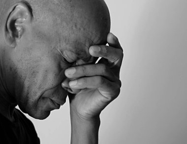 Gri siyah arka planda dua eden bir adam, stok fotoğraflarıyla birlikte.