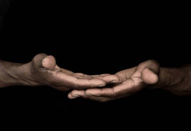 İşaret dili, el hareketleriyle, vücut dili konuşarak, siyah arkaplandaki kişilerle stok resim fotoğrafı çekerek.