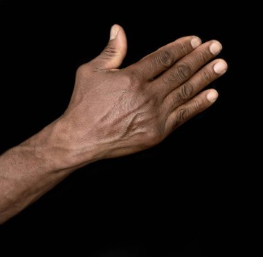 İşaret dili, el hareketleriyle, vücut dili konuşarak, siyah arkaplandaki kişilerle stok resim fotoğrafı çekerek.