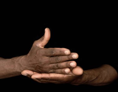 İşaret dili, el hareketleriyle, vücut dili konuşarak, siyah arkaplandaki kişilerle stok resim fotoğrafı çekerek.