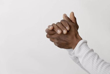 Tanrı 'ya gri siyah arkaplanda el ele dua ederken insanların resimlerini stokluyorlar.