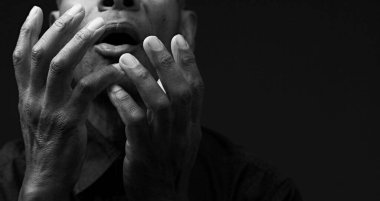 Adam Tanrı 'ya insanların resimlerini saklayarak dua ediyor.