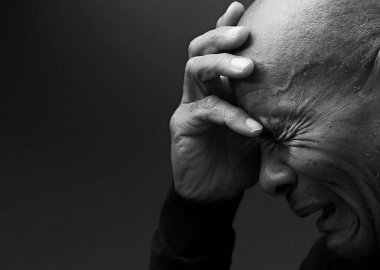 Adam siyah gri arkaplanda Tanrı 'ya dua ediyor ve insanların resimlerini stokluyor.