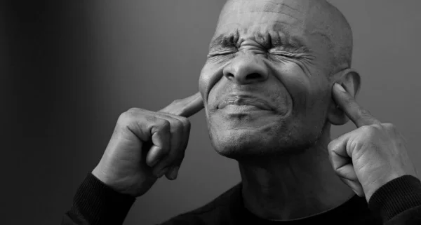 Gehörloser Mann Mit Gehörlosigkeit Und Schwerhörigkeit Auf Grauem Schwarzem Hintergrund — Stockfoto