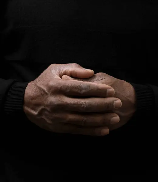 Gebet Gott Mit Den Händen Zusammen Auf Grauem Schwarzem Hintergrund — Stockfoto
