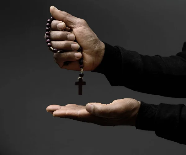 Gebet Gott Mit Den Händen Zusammen Auf Grauem Schwarzem Hintergrund — Stockfoto