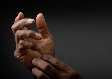 Tanrı 'ya dua ederken siyah gri arka planda el ele tutuşup insanların resimlerini stokluyorlar.