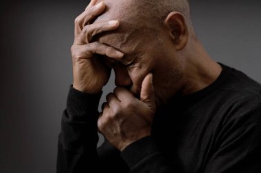 Siyah arka planda İncil 'le Tanrı' ya dua etmek ve insanların resimlerini stoklamak.