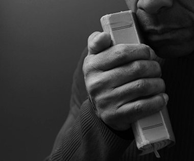 Siyah arka planda İncil 'le Tanrı' ya dua etmek ve insanların resimlerini stoklamak.