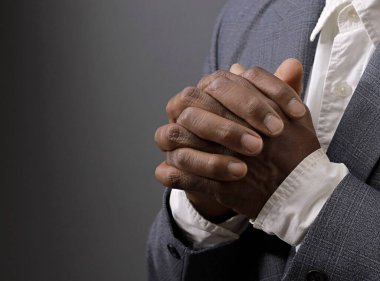 Tanrı 'ya dua ederken siyah gri arka planda el ele tutuşup insanların resimlerini stokluyorlar.