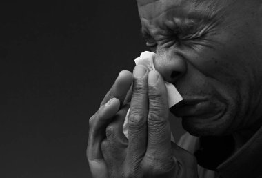 Soğuk algınlığı ve nezle olan adamı yakalamak ve soğuk algınlığına yakalandıktan sonra insanların resimlerini çekmek.