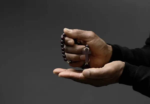 Gebet Gott Mit Den Händen Zusammen Auf Schwarzgrauem Hintergrund Mit — Stockfoto