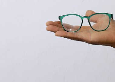 Gözlükçüde sergilenen gözlüklerde beyaz arkaplanda resim fotoğrafı yok.