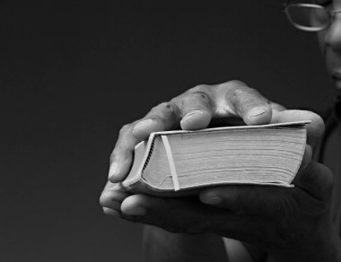 Tanrı 'ya dua ederken siyah gri arka planda el ele tutuşup insanların resimlerini stokluyorlar.