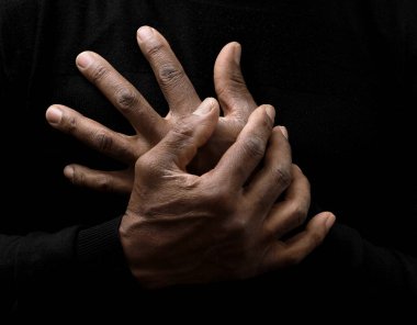 Tanrı 'ya dua ederken siyah gri arka planda el ele tutuşup insanların resimlerini stokluyorlar.