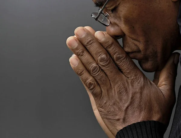 Gebet Gott Mit Grauem Hintergrund Mit Menschen Archivbild — Stockfoto