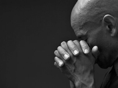 Birlikte Tanrı 'ya dua ediyoruz. 