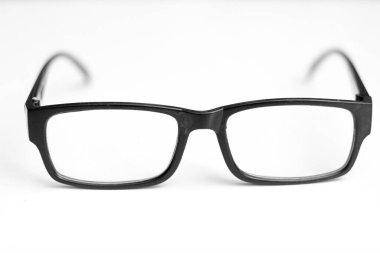 beyaz arkaplanda gözlük izole