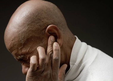 Sağırlık ve işitme kaybı çeken bir adam. 