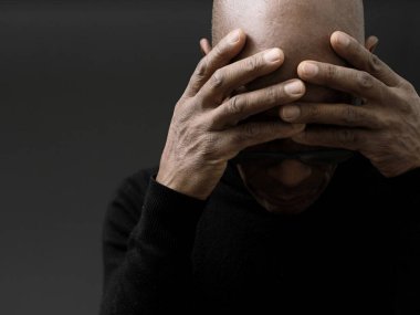  Tanrı 'ya insanların resimlerini stoklayarak dua ediyorum.