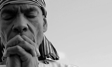  Tanrı 'ya insanların resimlerini stoklayarak dua ediyorum.