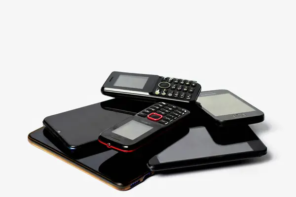 Alte Mobiltelefone Auf Einem Tisch Gestapelt — Stockfoto