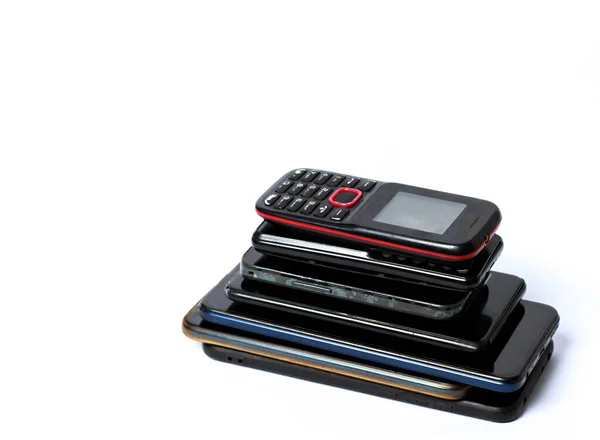 Vieux Téléphones Portables Empilés Sur Une Table — Photo