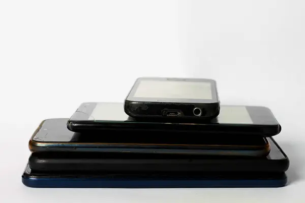 Vieux Téléphones Portables Empilés Sur Une Table — Photo