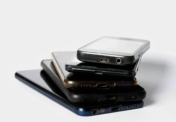 Telefones Celulares Velhos Empilhados Uma Mesa — Fotografia de Stock