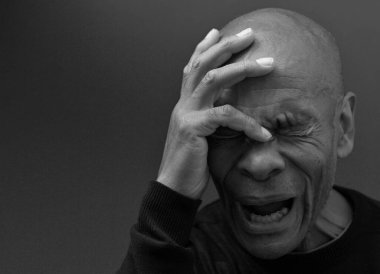  Tanrı 'ya insanların resimlerini stoklayarak dua ediyorum.