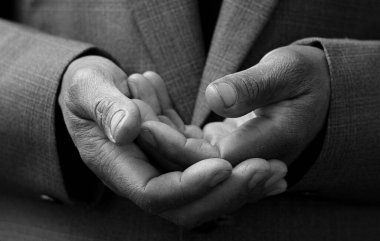 Tanrı 'ya insanların resimlerini stoklayarak dua ediyorum.