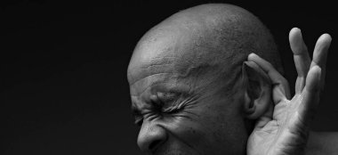 Sağırlık ve işitme kaybı çeken bir adam. 