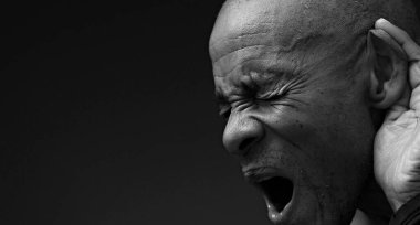 Sağırlık ve işitme kaybı çeken bir adam. 