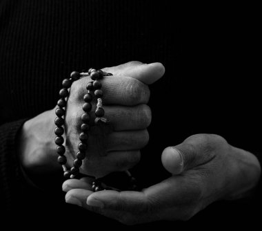 Tanrı 'ya insanların resimlerini stoklayarak dua ediyorum.