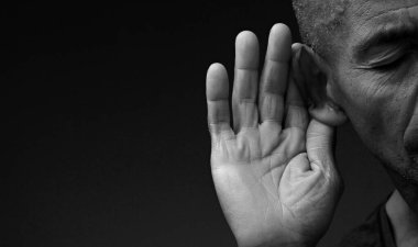 Gri siyah arka planda sağırlık ve işitme kaybı var. 